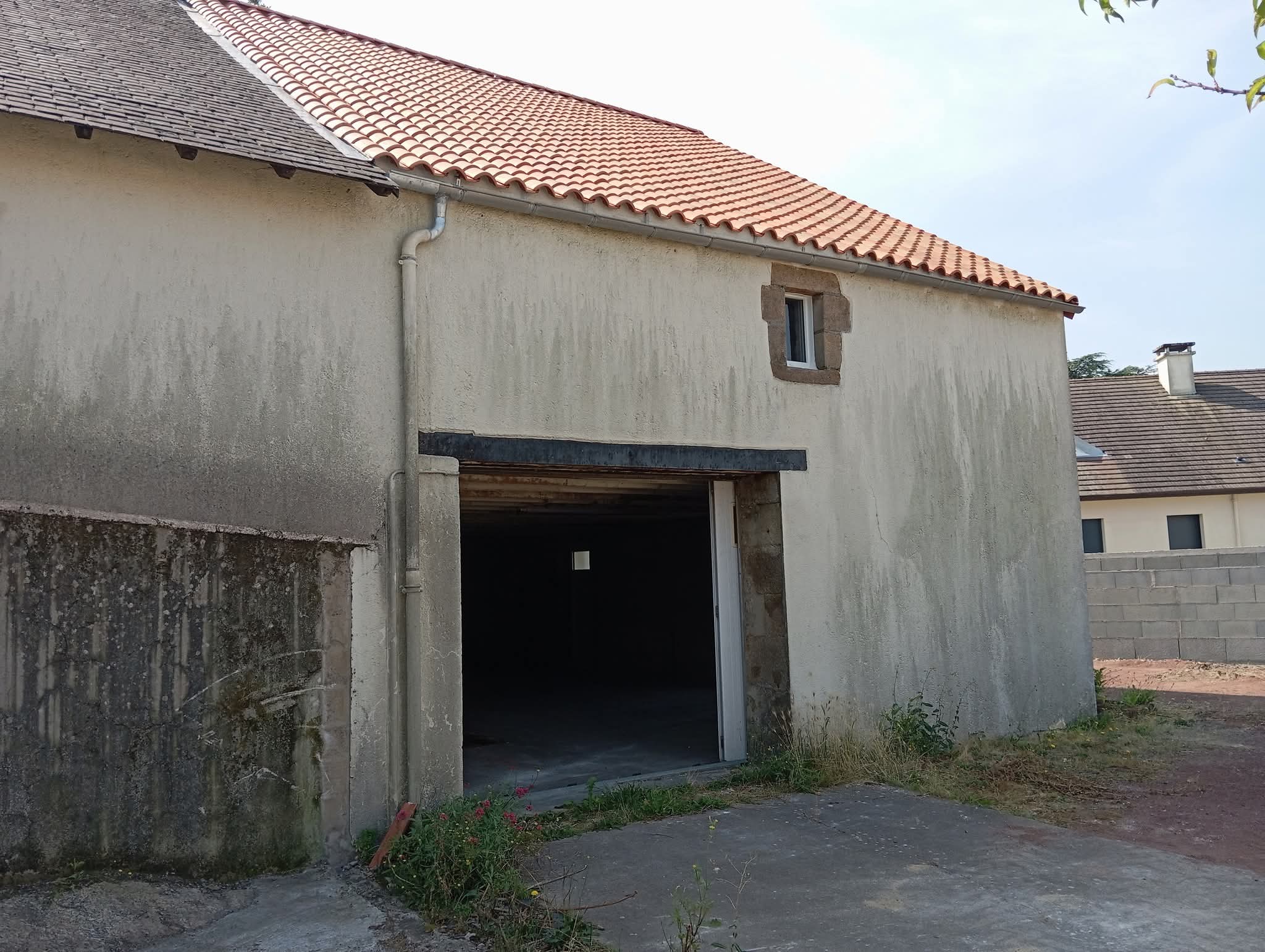 Grange (transformable en habitation) de 120 m² centre de LA VERRIE